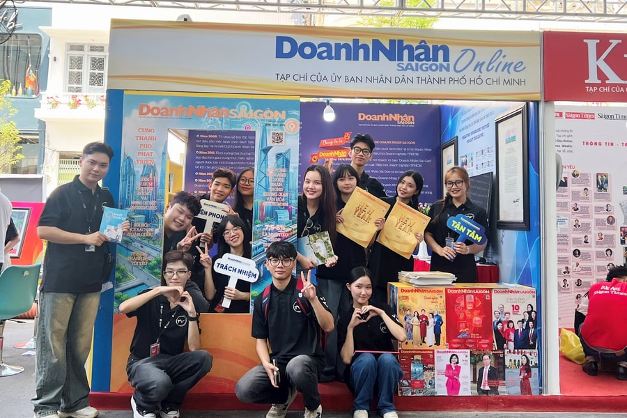 Gần trăm cuốn sách doanh nhân viết đã được ký tặng độc giả tại gian hàng Doanh Nhân Sài Gòn