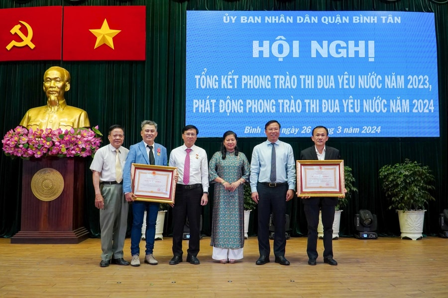 Với những đóng góp tích cực, Qui Phúc được nhận Huân chương Lao động hạng Ba