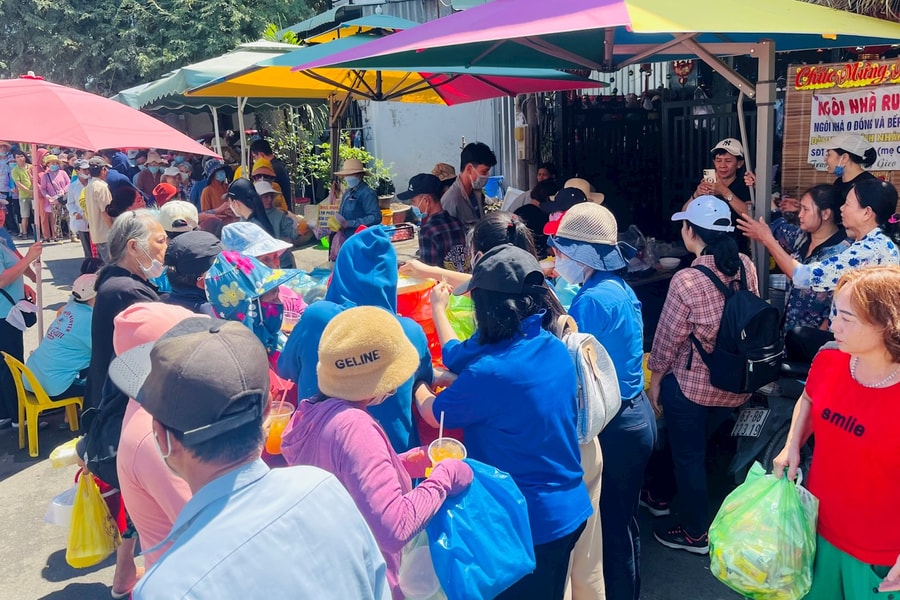 Công đoàn cơ sở Hội Chữ thập đỏ TP.HCM tặng nhiều suất ăn cho người nghèo, bệnh nhân có hoàn cảnh khó khăn