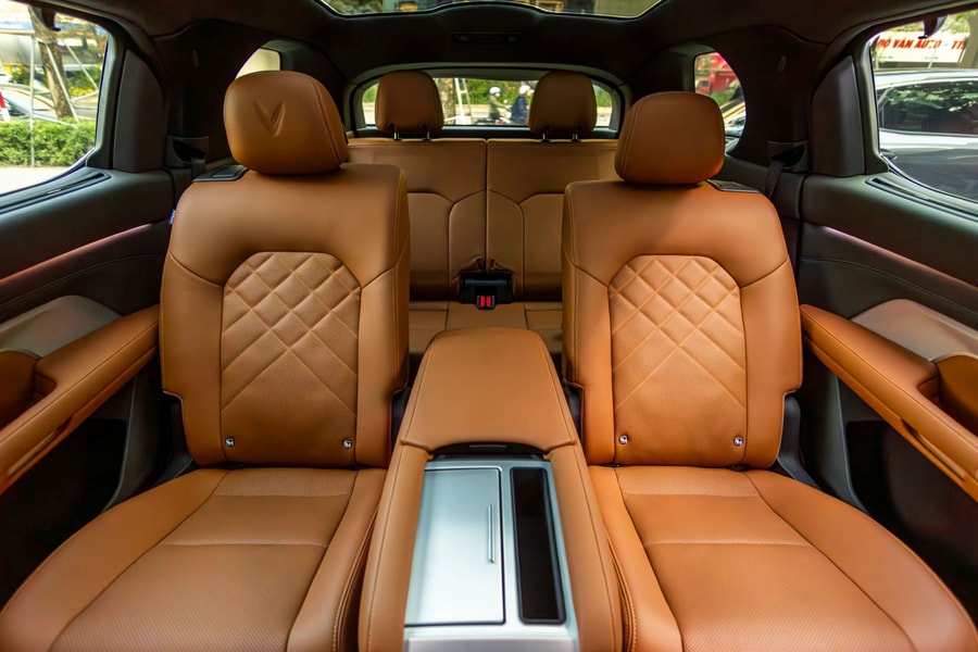 Hơn hẳn xe xăng cùng phân khúc, VinFast VF 9 Plus “ngon” từ ngoài vào trong