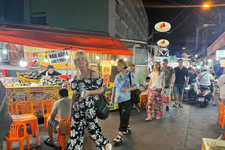 Phố đêm ẩm thực tại TP.HCM: Vẫn chỉ là phố "ăn uống"