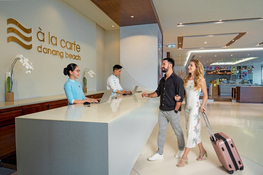 Ngắm thành phố biển lên đèn tại The TOP Bar - À La Carte Danang Beach