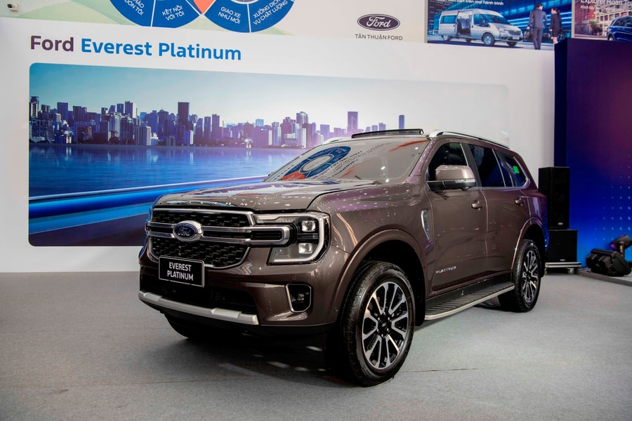 Ford Việt Nam ra mắt bộ đôi Everest Platinum và Ranger Storm Trak