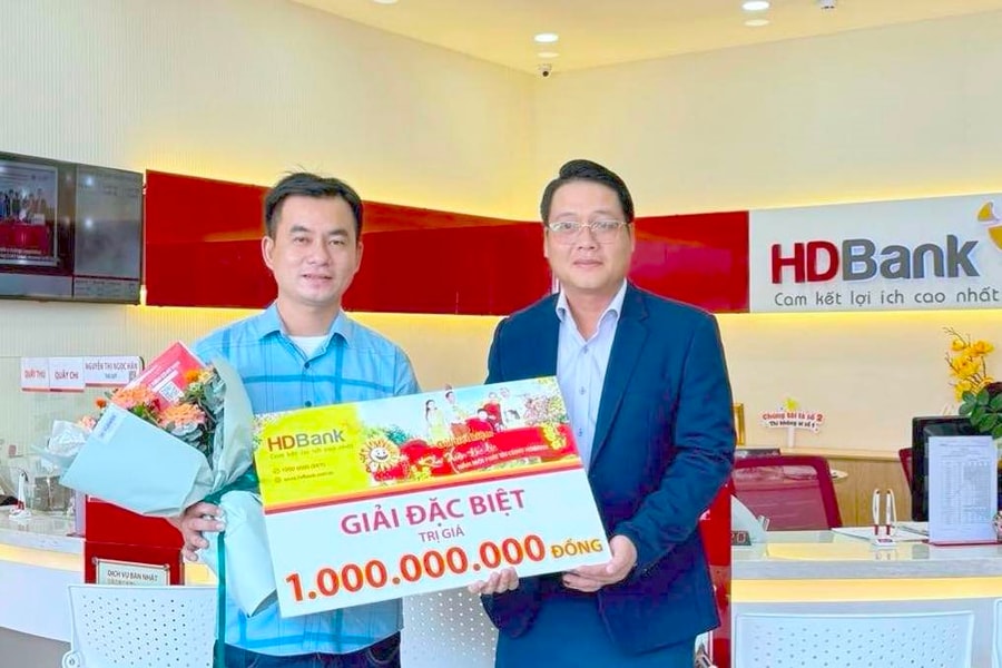 Nhiều khách hàng phấn khởi nhận thưởng lớn tại HDBank