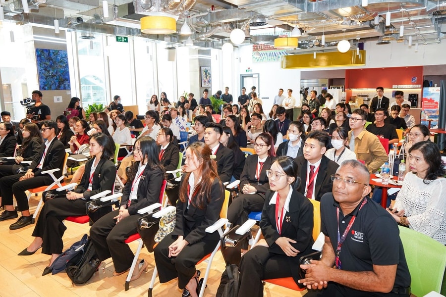 Sinh viên VinUniversity đại diện Việt Nam tham gia "Cuộc thi Giải quyết tình huống Kinh doanh HSBC 2024" khu vực Châu Á - Thái Bình Dương