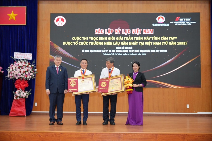 "Kỳ thi học sinh giỏi giải Toán trên máy tính cầm tay" được trao kỷ lục kỳ thi tổ chức thường niên lâu năm nhất tại Việt Nam