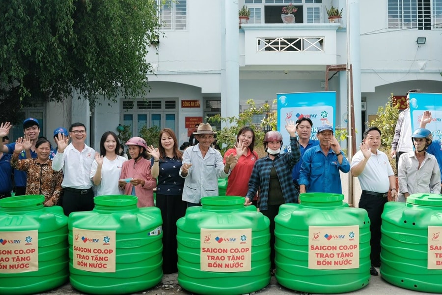 Saigon Co.op trao tặng nước và bồn chứa nước cho bà con vùng hạn mặn