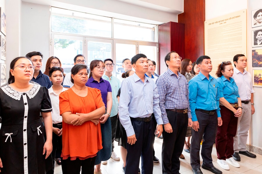 Viên chức, người lao động Tạp chí Doanh Nhân Sài Gòn đến thăm nơi ở của Bác Hồ tại TP.HCM