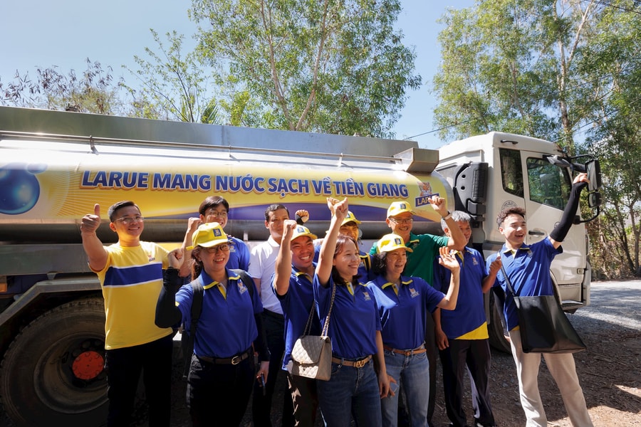 Bia Larue mang 640.000 lít nước sinh hoạt về Tiền Giang