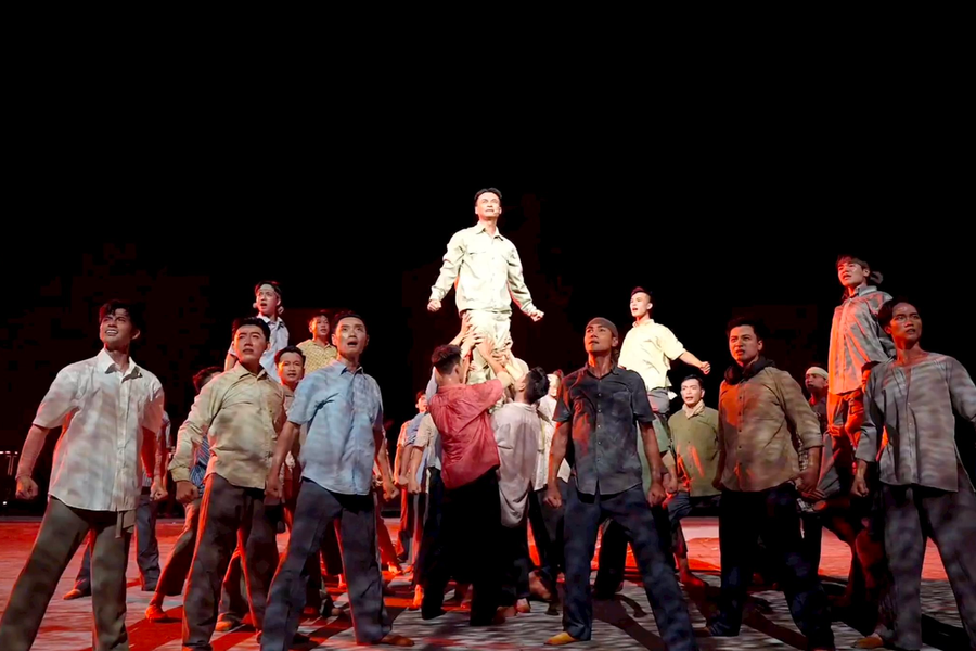 Ấn tượng đêm nhạc kịch "Chuyến tàu huyền thoại" khai mạc Lễ hội sông nước TP.HCM