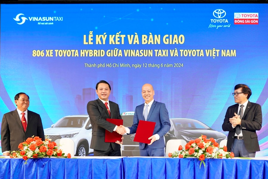 Vinasun ra mắt dịch vụ taxi hybrid và hợp tác chiến lược với Toyota