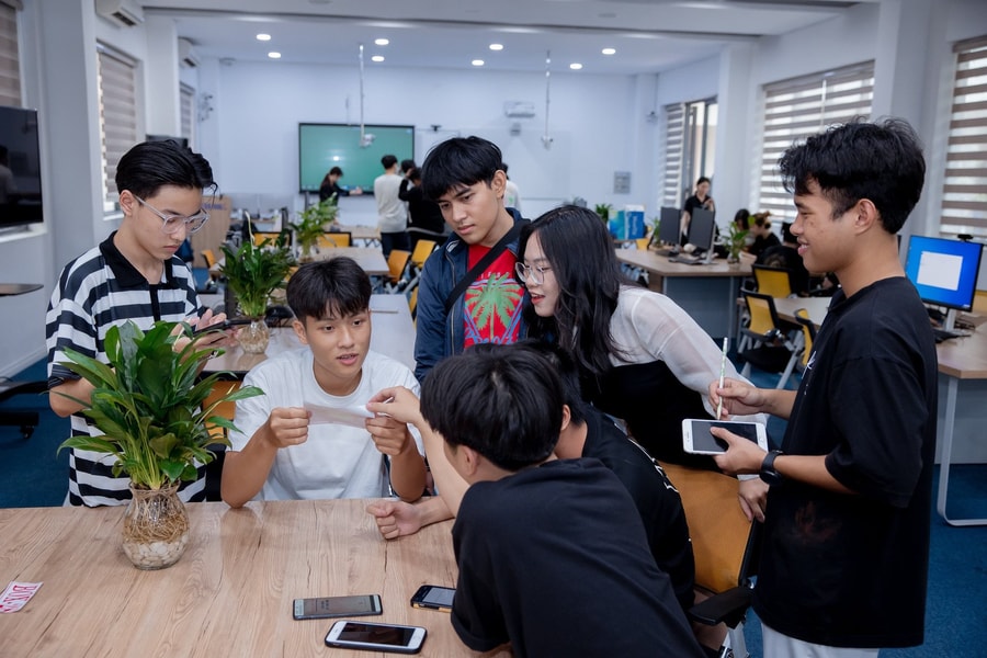 Điểm chuẩn các phương thức xét tuyển sớm của Đại học Kinh tế TP.HCM tăng mạnh