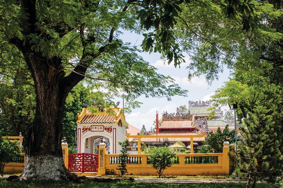 Lăng Ông Bà Chiểu - Nơi “cầu bình an - thấy bình an”