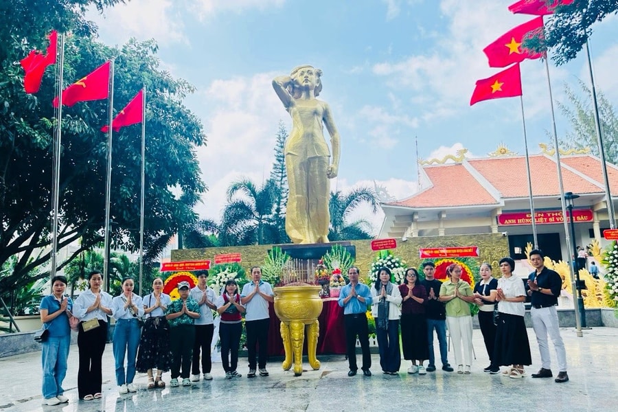 Câu lạc bộ Doanh nhân Kết nối và hội nhập quốc tế tổ chức chuyến về nguồn đầy ý nghĩa