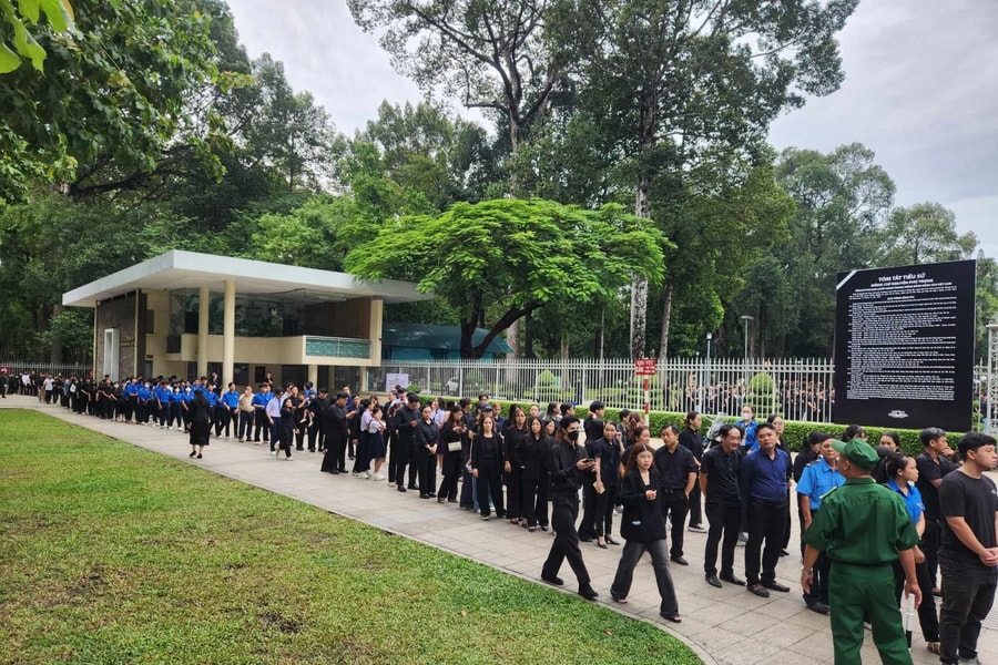 Hàng nghìn người dân đến tiễn biệt Tổng Bí thư Nguyễn Phú Trọng