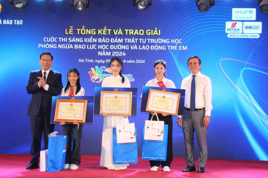 Trao giải Cuộc thi “Sáng kiến bảo đảm trật tự trường học về phòng ngừa bạo lực học đường và lao động trẻ em”