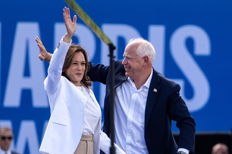 Ngân hàng Mỹ kiểm soát nhân viên ủng hộ tiền cho ứng viên Dân Chủ