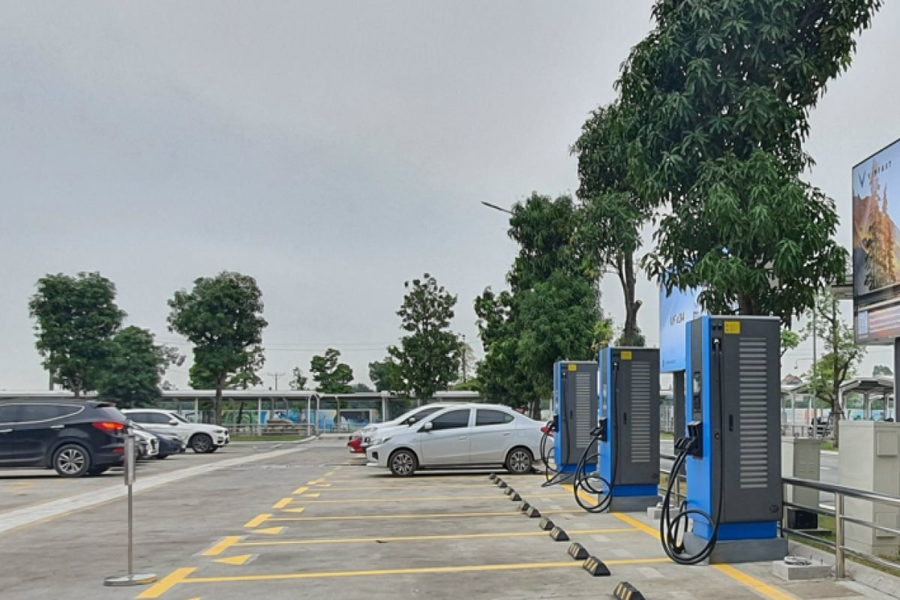 Đề xuất hỗ trợ giá điện để thúc đẩy phát triển trạm sạc xe xanh