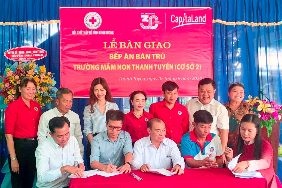 Chiến dịch “Bước chân gắn kết yêu thương” hỗ trợ 30.000 USD cho trẻ em đường phố