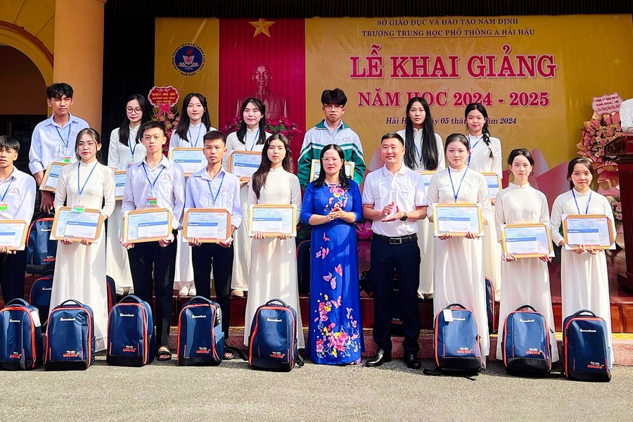 Sacombank dành hơn 11 tỷ đồng trao học bổng "Ươm mầm cho những ước mơ"