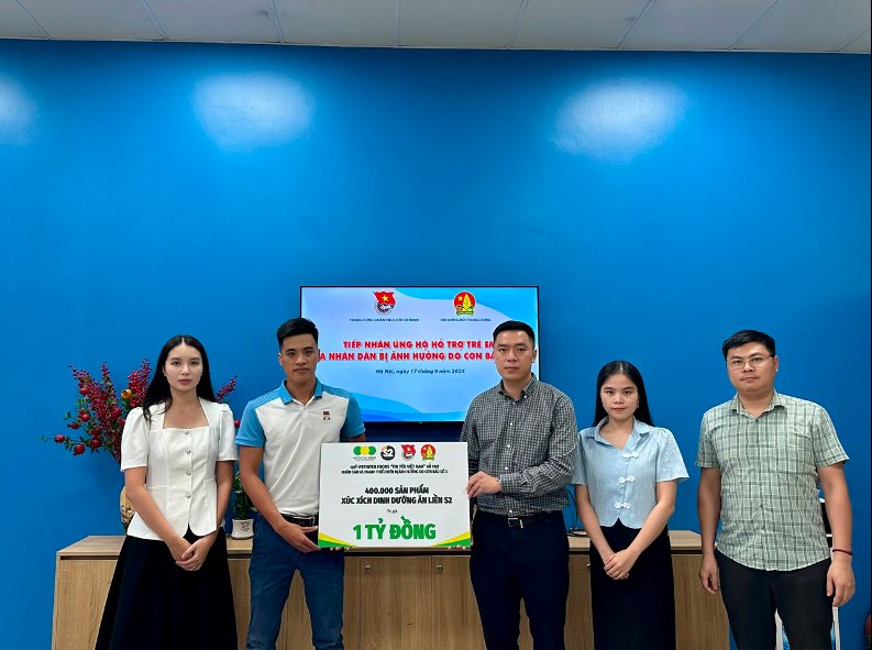 Quỹ Vietinter Foods - Tin yêu Việt Nam trao 1 tỷ đồng cho người dân vùng bão lũ