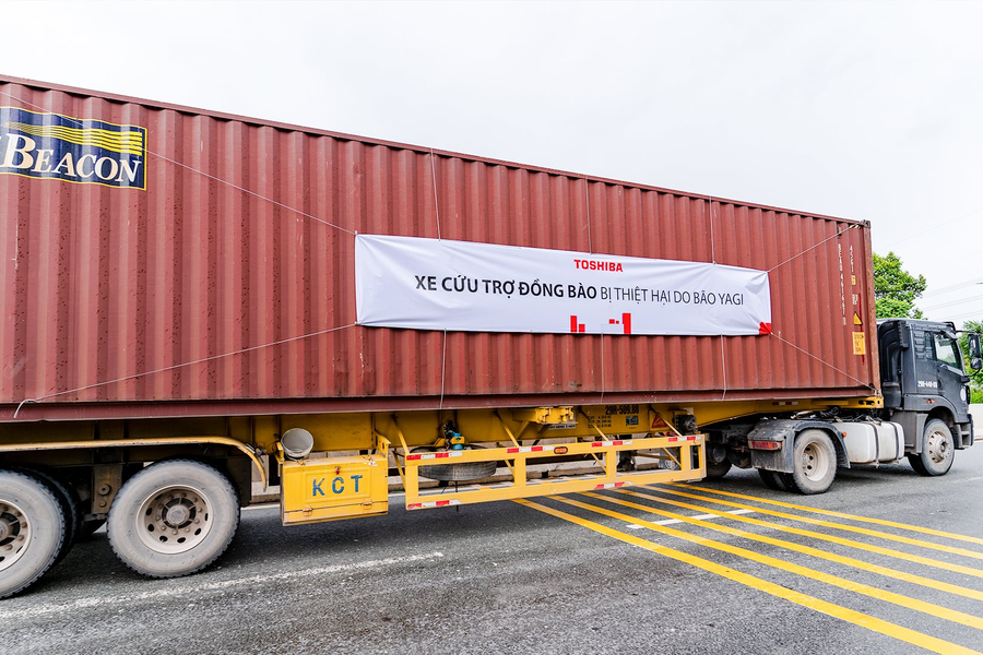 Toshiba Việt Nam trao tặng hơn 3,8 tỷ đồng cho người dân ảnh hưởng bão lũ