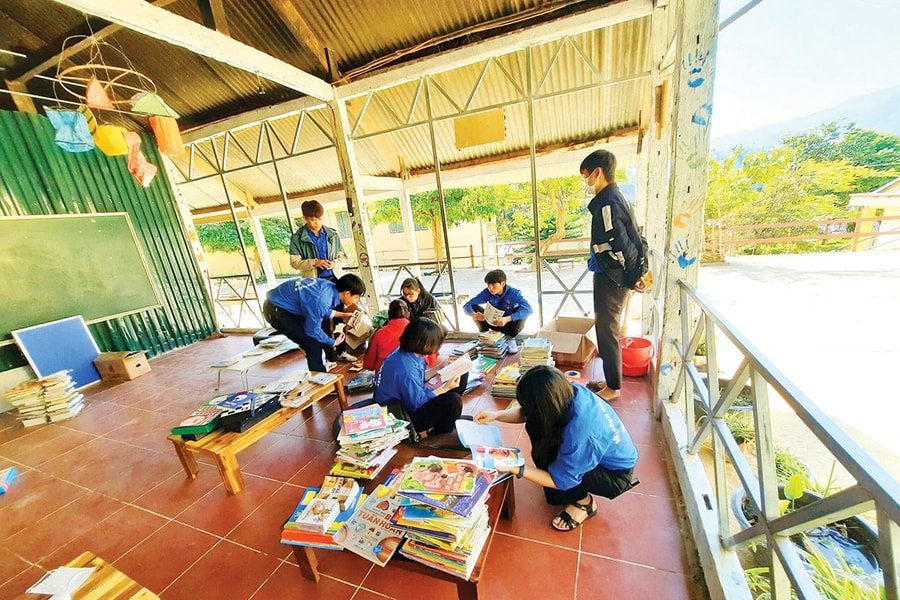 Bài toán khó từ việc đưa sách lên vùng cao