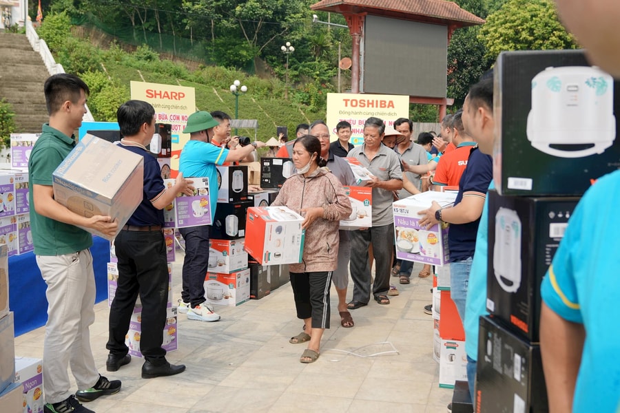 Điện máy Xanh trao tặng 10.000 nồi cơm điện hỗ trợ đồng bào tái thiết cuộc sống sau bão lũ