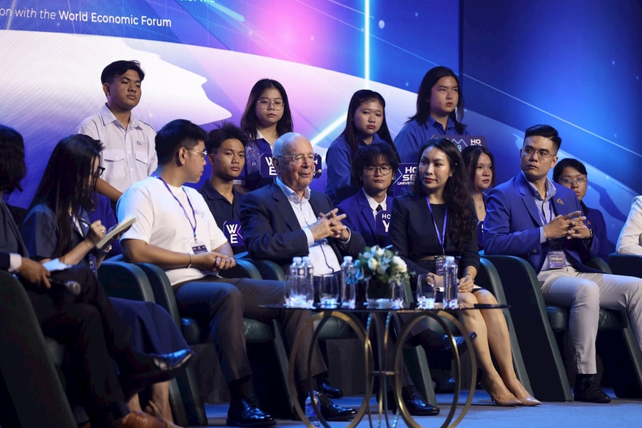 Chủ tịch sáng lập Diễn đàn Kinh tế Thế giới trò chuyện với hơn 1.200 bạn trẻ TP.HCM