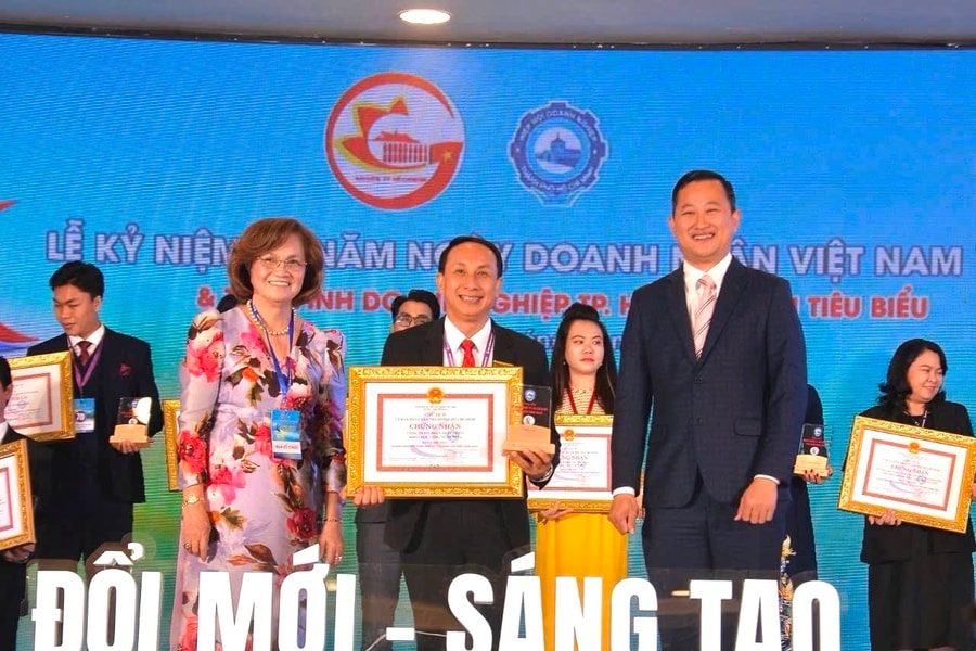 VINA CHG được tôn vinh danh hiệu Doanh nghiệp - Doanh nhân tiêu biểu TP.HCM 2024