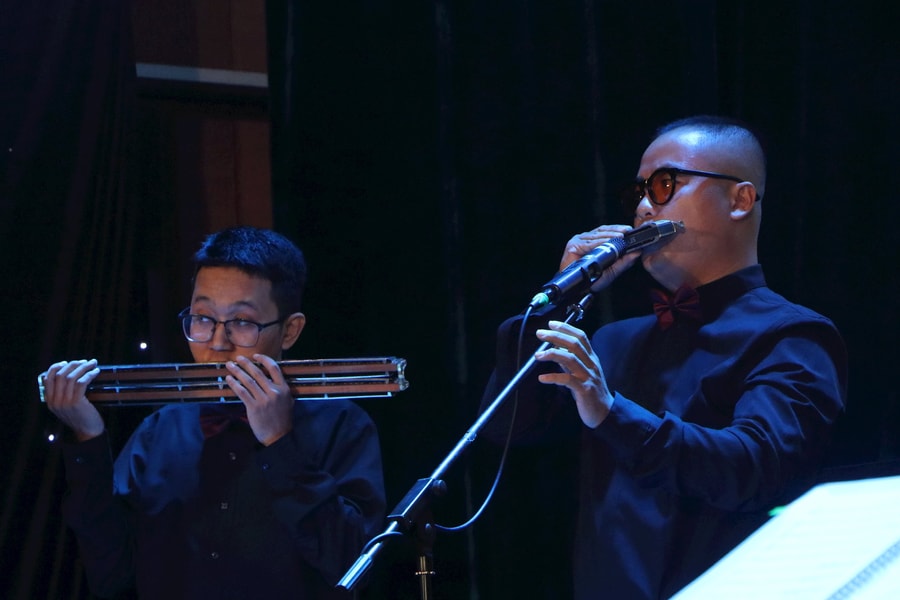 Độc đáo dàn nhạc harmonica trong đêm "Gặp gỡ tháng 10" của Tạp chí Doanh Nhân Sài Gòn