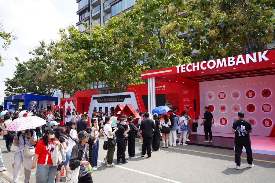 Khách hàng Techcombank check-in sớm cùng các "Anh trai vượt ngàn chông gai"