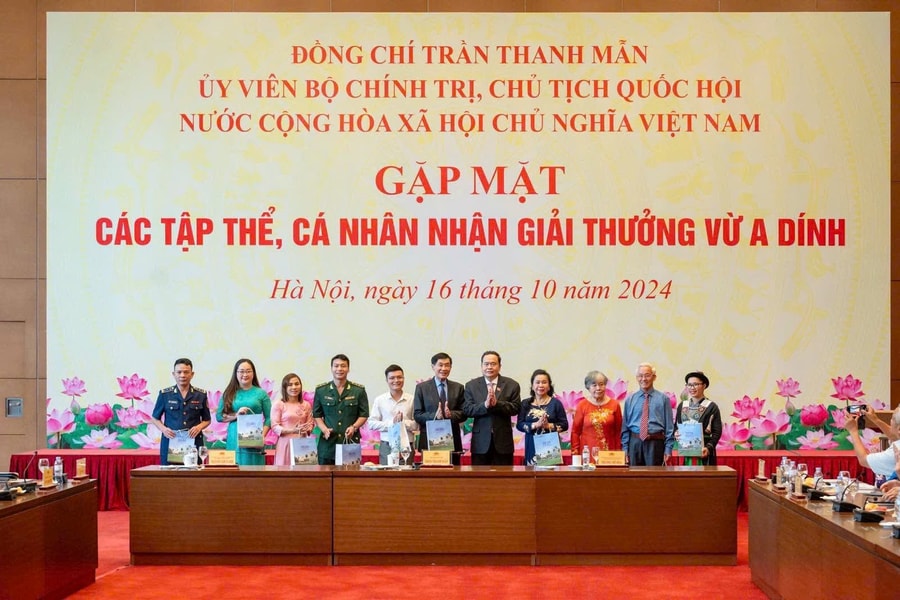 Ông Johnathan Hạnh Nguyễn nhận Giải thưởng Vừ A Dính