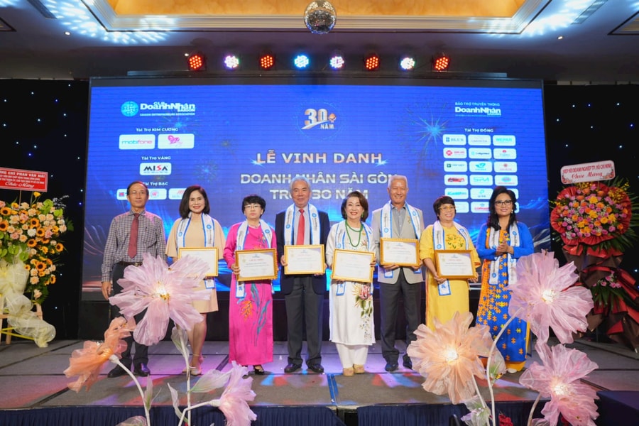 Chương trình “Người truyền lửa” vinh danh 38 doanh nhân chèo lái doanh nghiệp thành công 20 năm trở lên