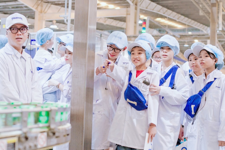 Học sinh thích thú khám phá trang trại, nhà máy “xanh” của Vinamilk