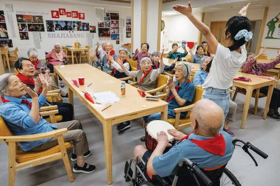 Những nền kinh tế nhắm vào... người già