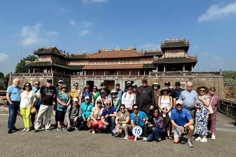 Đón gần 6.000 khách nước ngoài tàu biển Celebrity Millennium và tàu Quantum of the Season khám phá Việt Nam