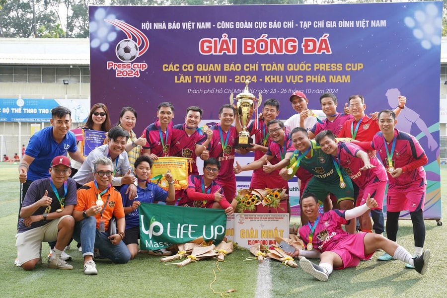 Câu lạc bộ Phóng viên Đời sống Xã hội bảo vệ thành công ngôi vô địch khu vực phía Nam