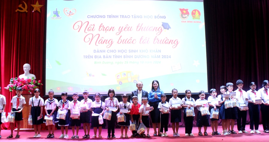 Tân Hiệp Phát trao tặng 200 suất học bổng giúp học sinh vượt khó tại Bình Dương