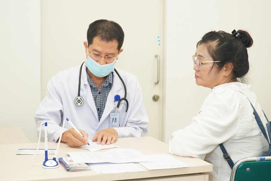 Hơn 300 cán bộ hưu trí, giáo viên hưu trí, người cao tuổi được khám, tư vấn và cấp phát thuốc miễn phí