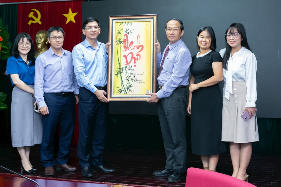 Doanh Nhân Sài Gòn và Trường đại học Kinh tế - Luật thắt chặt mối quan hệ