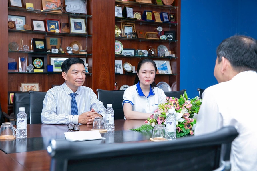 Doanh Nhân Sài Gòn thăm và chúc mừng Đại học Bách khoa TP.HCM nhân Ngày Nhà giáo Việt Nam