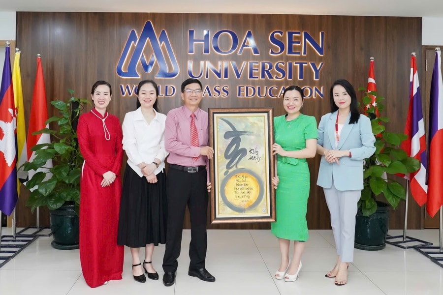 Doanh Nhân Sài Gòn chúc mừng Trường đại học Hoa Sen nhân Ngày Hiến chương Nhà giáo