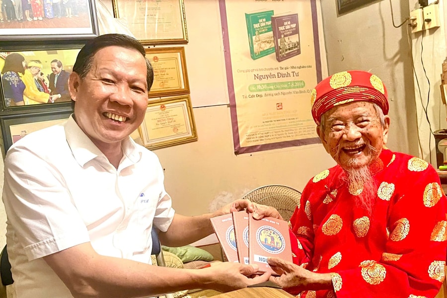 Chủ tịch Phan Văn Mãi đến thăm nhà nghiên cứu Nguyễn Đình Tư