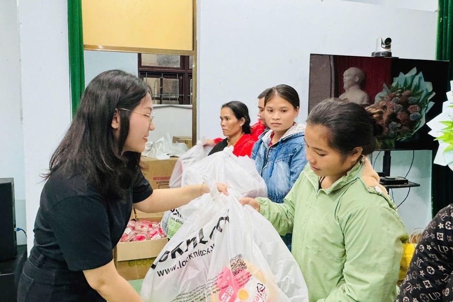 Mang yêu thương tới vùng rốn lũ Quảng Bình