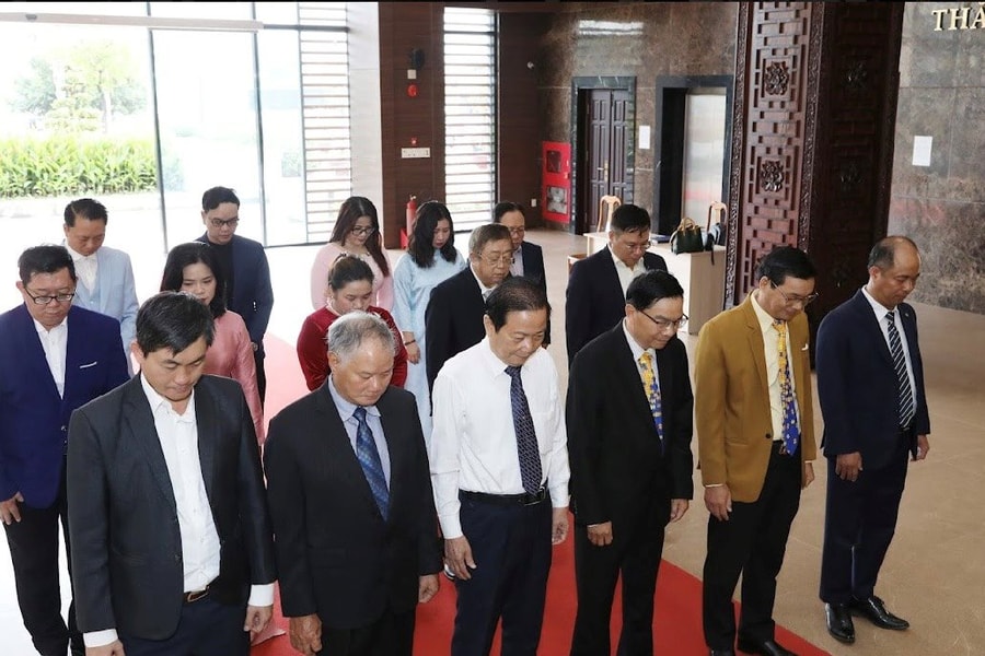 CLB Doanh nhân Sài Gòn dâng hương Chủ tịch Tôn Đức Thắng