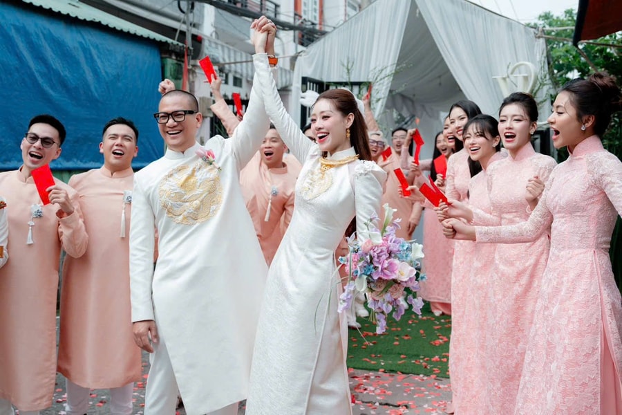 Cô dâu Khánh Vân lộng lẫy trong bộ trang sức Trầu Cau PNJ