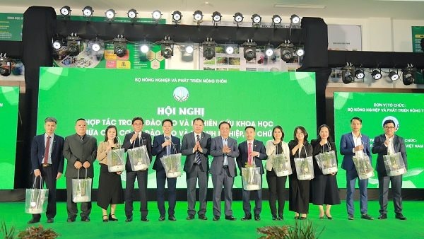 Bộ NN&PTNN biểu dương Tạp chí Doanh Nhân Sài Gòn