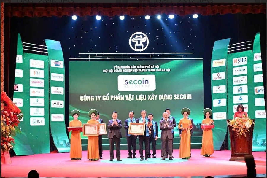 Secoin vinh dự được tặng Huân chương Lao động hạng Ba