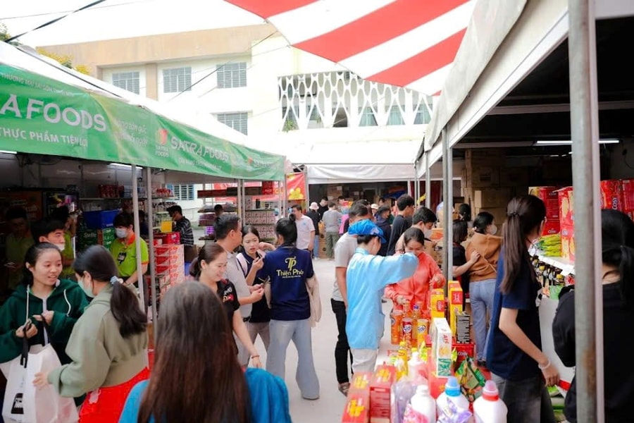 Trao tặng phiếu mua hàng, trị giá 3 tỷ đồng cho công nhân, lao động có hoành cảnh kinh tế khó khăn